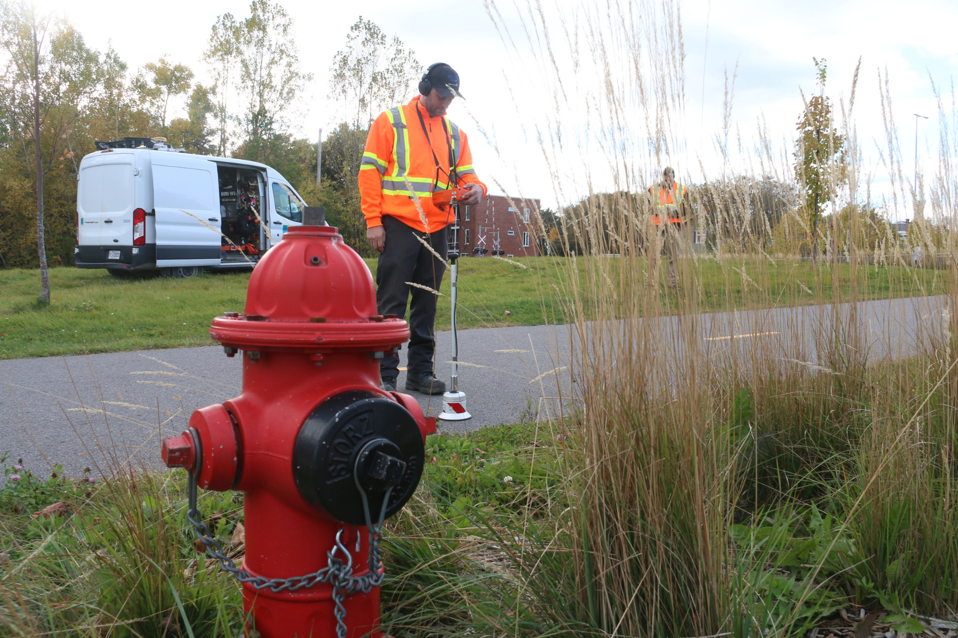 Technicien de Xact’eau effectuant une écoute acoustique près d’une borne-fontaine lors d’une recherche de fuite